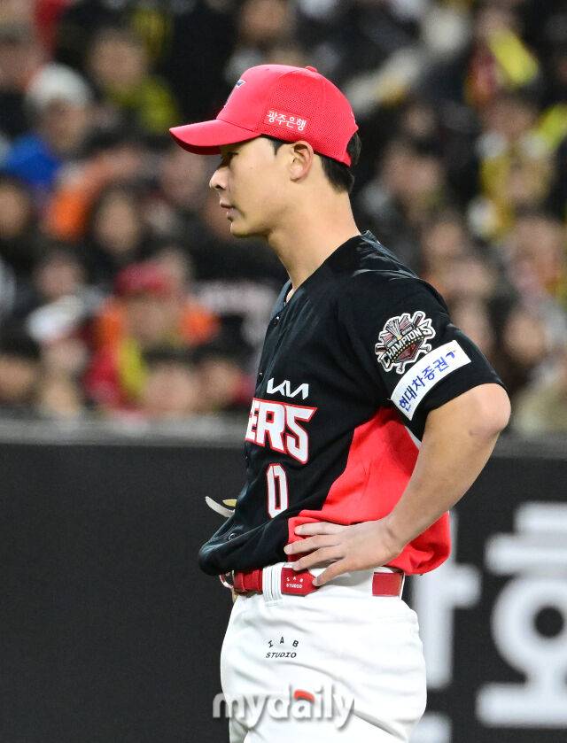 2025년 3월 28일 오후 대전 한화생명 볼파크에서 진행된 '2025 신한 SOL뱅크 KBO 리그' KIA 타이거즈와 한화 이글스의 경기. KIA 곽도규가 7회말 2사 만루서 볼넷과 몸에 맞는 공으로 동점과 역전을 허용한 뒤 허탈해하고 있다./대전 = 유진형 기자