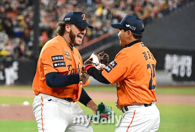 2025년 3월 28일 오후 대전 한화생명 볼파크에서 진행된 '2025 신한 SOL뱅크 KBO 리그' KIA 타이거즈와 한화 이글스의 경기.한화 선발투수 폰세가 6회초를 마치며 포효하고 있다./대전 = 유진형 기자