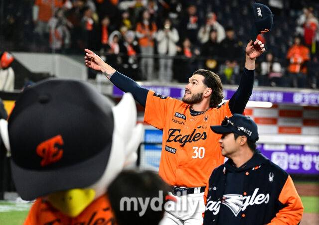 2025년 3월 28일 오후 대전 한화생명 볼파크에서 진행된 '2025 신한 SOL뱅크 KBO 리그' KIA 타이거즈와 한화 이글스의 경기.한화 폰세가 7-2로 승리한 뒤 기뻐하고 있다./대전 = 유진형 기자