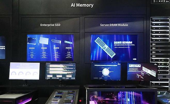 [서울=뉴시스]SK하이닉스가 'CES 2025'에서 전시한 기업용 SSD 등 최첨단 AI 메모리. (사진=SK하이닉스 뉴스룸) 2025.03.28. photo@newsis.com *재판매 및 DB 금지