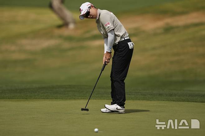 [챈들러=AP/뉴시스] 김효주가 28일(현지 시간) 미 애리조나주 챈들러의 월윈드 골프클럽에서 열린 미국 여자프로골프(LPGA) 투어 포드 챔피언십 2라운드 18번 홀 그린에서 퍼팅하고 있다. 김효주는 중간 합계 9언더파 135타를 기록했다. 2025.03.29.