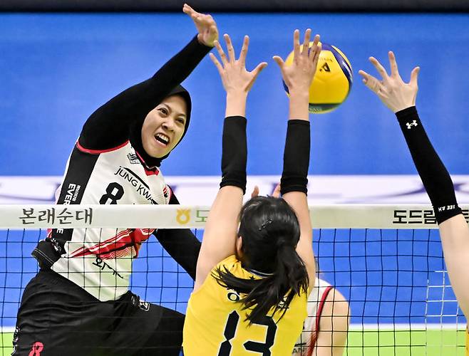 [서울=뉴시스] 프로배구 정관장 메가(왼쪽)가 29일 수원체육관에서 열린 도드람 2024~2025 V-리그 여자부 플레이오프(PO) 3차전에서 현대건설을 상대로 공격을 시도하고 있다. (사진=KOVO 제공) 2025.03.29. *재판매 및 DB 금지