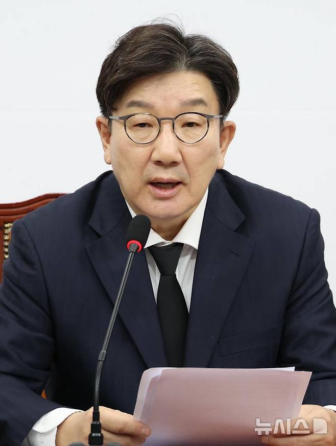 [서울=뉴시스] 조성봉 기자 = 권성동 국민의힘 원내대표가 27일 오전 서울 여의도 국회에서 열린 비상대책위원회의에서 발언을 하고 있다. 2025.03.27. suncho21@newsis.com