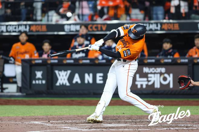 한화 플로리얼이 28일 KIA와 홈 경기에서 적시타를 때리고 있다. 한화