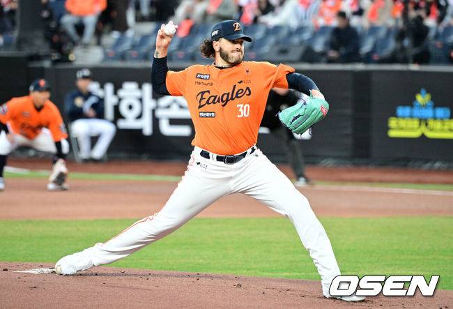 [OSEN=대전, 최규한 기자] 28일 오후 대전 한화생명 볼파크에서 ‘2025 신한 SOL Bank KBO리그’ 한화 이글스와 KIA 타이거즈의 경기가 열렸다.대전 신구장 첫 공식경기를 갖는 홈팀 한화는 코디 폰세, 방문팀 KIA는 제임스 네일을 선발로 내세웠다.1회초 한화 선발 코디 폰세가 힘차게 공을 뿌리고 있다. 2025.03.28 / dreamer@osen.co.kr