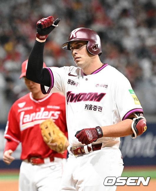 [OSEN=고척, 이대선 기자] 28일 오후 서울 고척스카이돔에서 2025 신한 SOL Bank KBO리그 키움 히어로즈와 SSG 랜더스의 경기가 열렸다.키움은 로젠버그, SSG은 앤더슨을 선발 투수로 내세웠다.5회말 무사 2루에서 키움 카디네스가 중전 적시타를 치고 환호하고 있다. 2025.03.28 /sunday@osen.co.kr