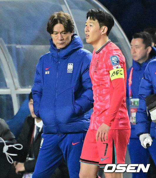 [OSEN=수원, 지형준 기자] 홍명보호가 이번에도 승리하지 못했다. 요르단과 아쉬운 무승부를 거두면서 3경기 연속 승점 1점을 추가하는 데&nbsp;만족해야 했다.홍명보 감독이&nbsp;이끄는 대한민국 축구대표팀은 25일 오후 8시 수원월드컵경기장에서 열린 2026 국제축구연맹(FIFA) 북중미 월드컵 아시아지역 3차 예선 B조 8차전에서 요르단과 1-1로 비겼다.이제 한국은 승점 16(4승 4무)으로 불안한 조 1위를 유지 중이다. 2위 요르단(승점 13), 한 경기 덜 치른 이라크(승점 12)와 격차가 크지 않다. 6월 A매치 결과에 따라 뒤집힐 가능성도 충분하다.후반 대한민국 홍명보 감독이 생각에 잠겨 있다. 2025.03.25 / jpnews@osen.co.kr