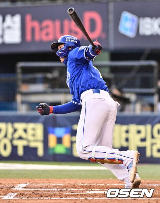 [OSEN=잠실, 조은정 기자]29일 서울 송파구 잠실야구장에서 2025 신한 SOL Bank KBO리그 두산 베어스와 삼성 라이온즈의 경기가 열렸다.이날 홈팀 두산은 잭로그를, 원정팀 삼성은 원태인을 선발 투수로 내세웠다.6회초 2사 삼성 이재현이 좌전안타를 날리고 있다. 2025.03.29 /cej@osen.co.kr