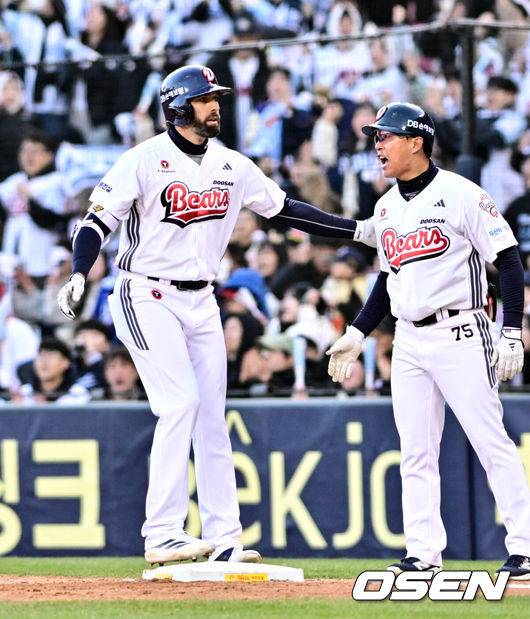 [OSEN=잠실, 조은정 기자]29일 서울 송파구 잠실야구장에서 2025 신한 SOL Bank KBO리그 두산 베어스와 삼성 라이온즈의 경기가 열렸다.이날 홈팀 두산은 잭로그를, 원정팀 삼성은 원태인을 선발 투수로 내세웠다.4회말 무사 1,2루 두산 케이브가 선제 1타점 적시타를 날린 뒤 기뻐하고 있다. 2025.03.29 /cej@osen.co.kr