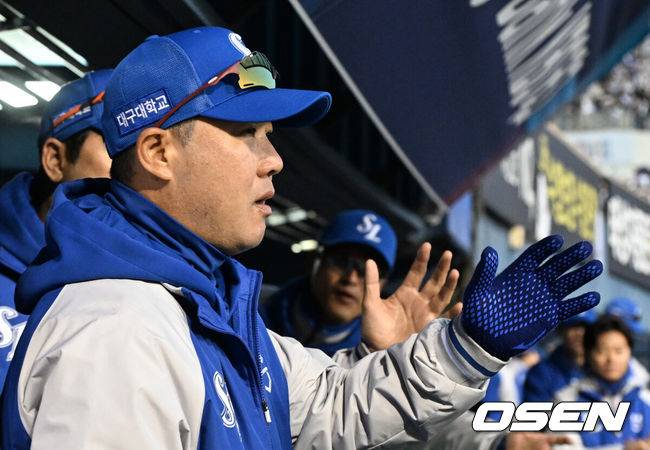 [OSEN=잠실, 조은정 기자]29일 서울 송파구 잠실야구장에서 2025 신한 SOL Bank KBO리그 두산 베어스와 삼성 라이온즈의 경기가 열렸다.이날 홈팀 두산은 잭로그를, 원정팀 삼성은 원태인을 선발 투수로 내세웠다.7회초 무사 만루 두산 선발 잭로그의 폭투를 틈타 삼성 강민호가 득점을 올렸다. 박진만 감독이 강민호를 맞이하고 있다. 2025.03.29 /cej@osen.co.kr