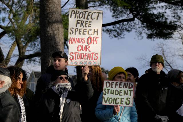 ▲26일(현지시간) 미국 매사추세츠주 서머빌에서 학내 언론을 통해 팔레스타인 지지 목소리를 냈다가 미 이민세관단속국(ICE)에 체포된 튀르키예(터키) 출신 유학생 루메이사 오즈투르크(30)의 석방을 촉구하는 시위가 열렸다. ⓒ로이터=연합뉴스