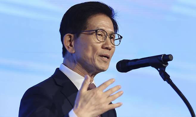 김문수 고용노동부 장관이 26일 서울 중소기업중앙회에서 열린 ‘전환기 노동시장과 노사관계 해법, 그리고 사회적 대화’ 토론회에서 개회사를 하고 있다. 연합뉴스