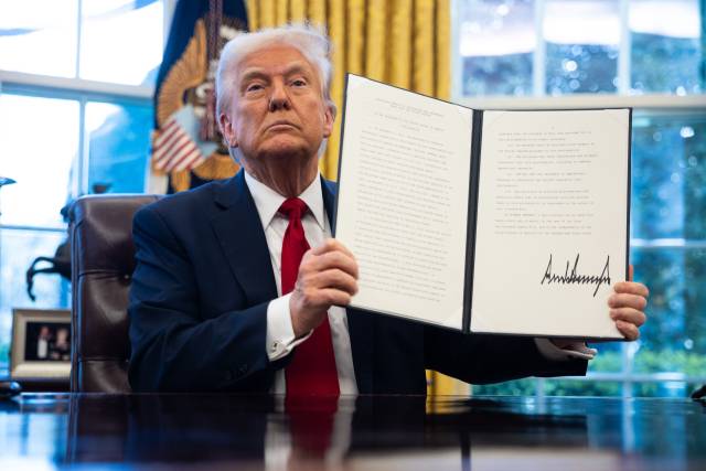 도널드 트럼프 미국 대통령이 26일(현지 시간) 워싱턴DC 백악관 오벌오피스에서 수입 자동차와 핵심 부품에 25%의 관세를 부과하는 내용의 행정명령에 서명한 뒤 문서를 들어 보이고 있다. EPA연합뉴스