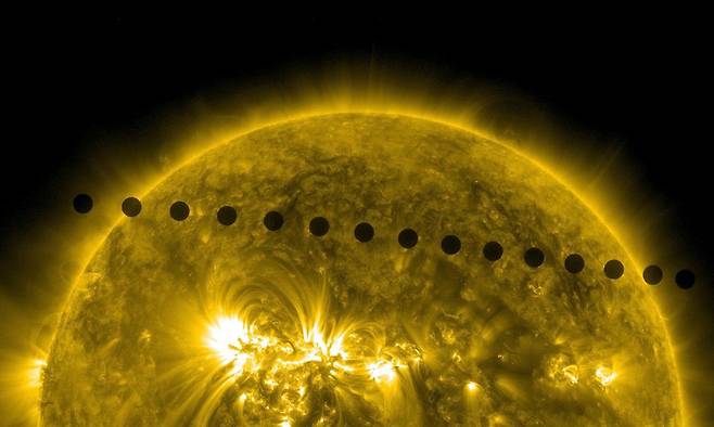 ‘갈 수 없지만 알 수 있는’은 천문학자들이 탐구한 거리 재기의 결과로 알게 된 우주 공간의 생생한 이야기를 들려준다. 사진은 우주의 장관이라 할 수 있는 금성의 태양면 통과 관측 장면. 더숲 제공