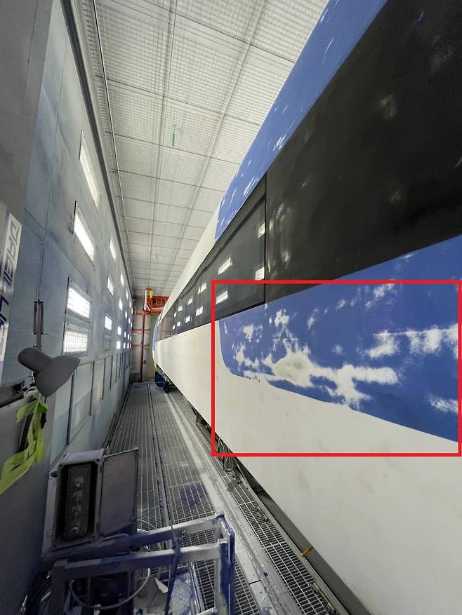 도색 작업 전의 KTX 산천 열차. 각종 원인 등으로 페인트칠이 벗겨진 부분(빨간 네모)이 눈에 띈다. 코레일 제공