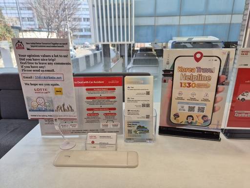 지난 14일 서울 용산구 롯데렌터카 서울역 지점에 외국인 이용객을 위한 주행 중 사고 대처법 등에 관한 영어 매뉴얼이 비치되어 있다.