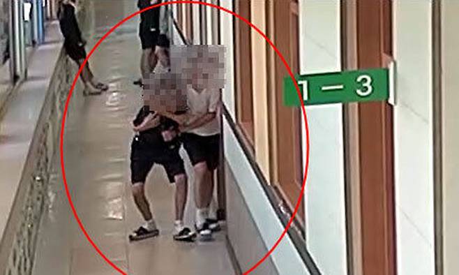 강원 춘천시 한 중학교에서 중학교 1학년 학생이 지적 장애가 있는 동급생 B군의 목을 조르고 있다. B군 부모 제공