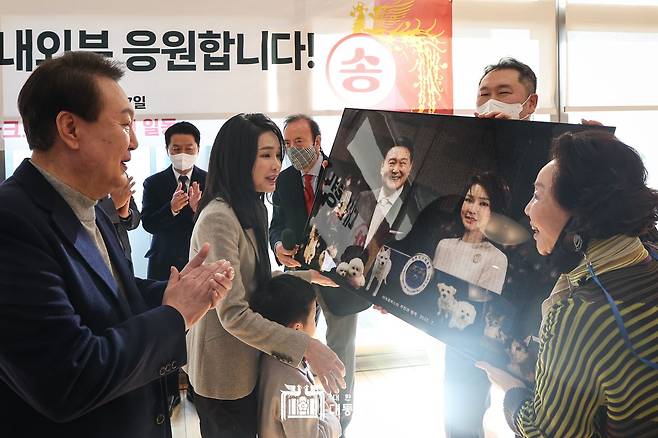 2022년 12월17일 윤석열과 김건희가 아크로비스타 주민으로부터 사진액자 선물을 받고 있다. ⓒ대통령실
