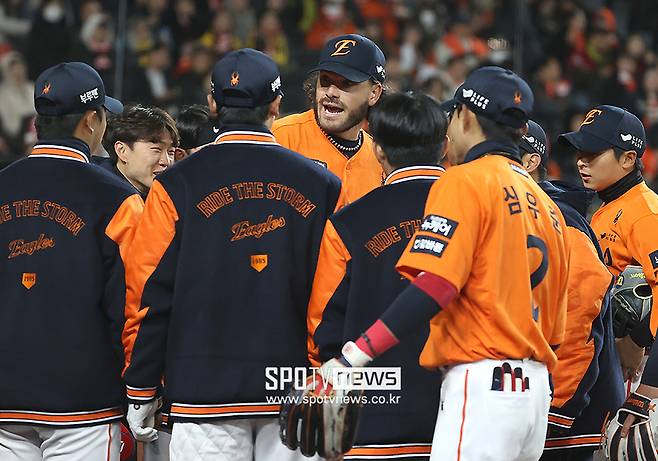▲ 한화 외국인투수 코디 폰세가 5회초 투구를 마치고 동료들을 격려하는 시간을 가졌다. 폰세는&nbsp;28일 대전 한화생명볼파크에서 열린 2025 신한 SOL뱅크 KBO 리그 KIA와의 경기에서 선발투수로 등판해 7이닝 7피안타 1볼넷 8탈삼진 2실점으로 호투를 펼치면서 시즌 첫 승을 신고했다. 한화는 7-2로 이기고 대전 신구장 시대 첫 승을 신고했다. ⓒ곽혜미 기자