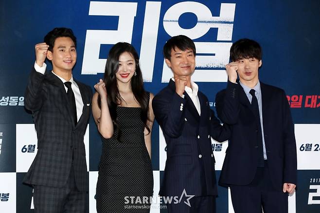 김수현 최진리 조우진 이사랑 감독이 26일 오후 서울 성동구 CGV왕십리에서 열린 영화 '리얼' 언론시사회에 참석해 취재진의 질문에 답하고 있다. /사진=임성균 기자 tjdrbs23@