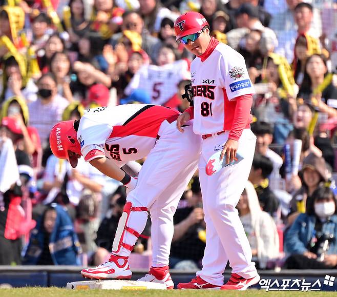 22일 오후 광주기아챔피언스필드에서 열린 '2025 신한 SOL Bank KBO리그' NC 다이노스와 KIA 타이거즈의 개막전 경기, 3회말 1사 KIA 김도영이 좌전안타를 날린 후 고통스러워하고 있다. 엑스포츠뉴스DB