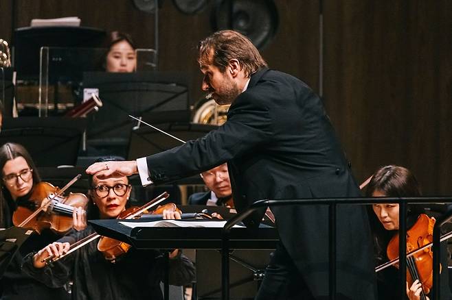 통영국제음악제 개막 공연 지난 28일 통영국제음악당 콘서트홀에서 열린 개막 공연에서 지휘자 파비앵 가벨이 지휘하고 있다. [ⓒ Sung Chan Kim. 통영국제음악재단 제공. 재판매 및 DB금지]
