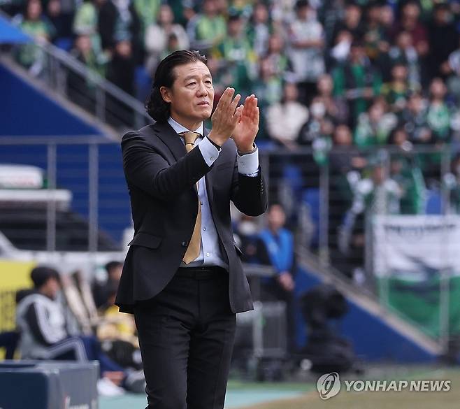 손뼉 치는 김판곤 감독 (울산=연합뉴스) 김용태 기자 = 1일 울산 문수축구경기장에서 열린 프로축구 하나은행 K리그1 2025 울산 HD와 전북 현대의 경기에서 울산 김판곤 감독이 선수들에게 손뼉을 치고 있다. 2025.3.1 yongtae@yna.co.kr
