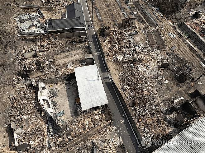 폐허가 된 안동 임하면 (의성=연합뉴스) 류영석 기자 = 29일 경북 안동시 임하면 추목리 주택들이 산불로 무너져 있다. 2025.3.29 ondol@yna.co.kr