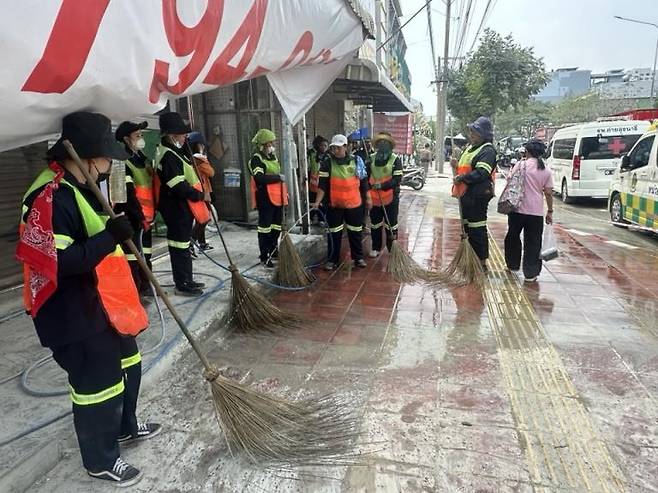 방콕 건물 붕괴 현장 주변 분진 제거 작업 (방콕=연합뉴스) 강종훈 특파원 = 방콕 건물 붕괴 현장 주변에서 분진이 쌓인 인도를 청소하고 있다.