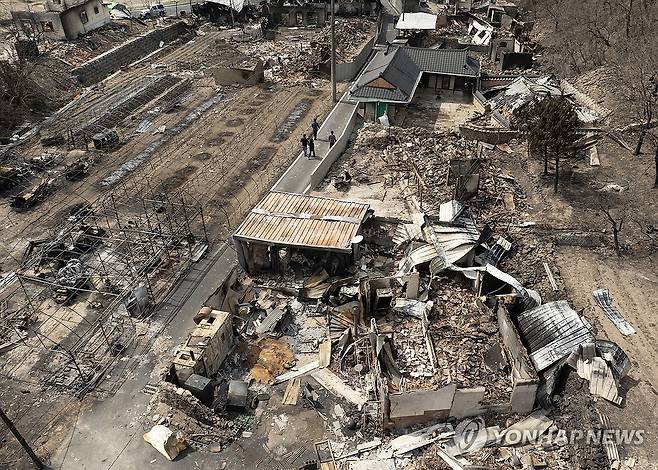 폐허가 된 안동 임하면 (의성=연합뉴스) 류영석 기자 = 29일 경북 안동시 임하면 추목리 주택들이 산불로 무너져 있다. 2025.3.29 ondol@yna.co.kr