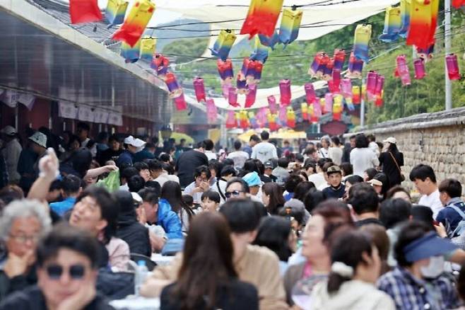 지난해 5월 제94회 춘향제가 열린 전북 남원시 광한루원 일대 먹거리 부스가 넘쳐나는 방문객들로 북적대고 있다. (사진=남원시 제공)