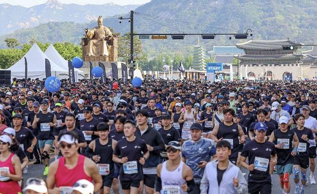 2024 서울 하프마라톤 참가자들이 출발하고 있다. (사진=연합뉴스)