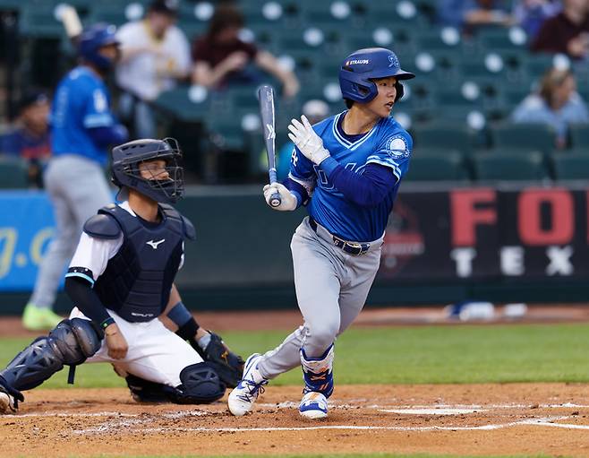 (LA 다저스 산하 트리플 A팀 소속의 김혜성이 29일(한국시간) 열린 시즌 개막전에서 타격을 하고 있다)