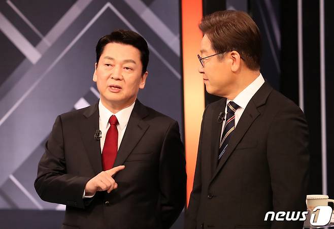 2022년 3월 2일 이재명 더불어민주당 대선후보와 안철수 국민의당 대선후보가 서울 여의도 KBS 본관에서 열린 중앙선거방송토론위원회 주관 제20대 대통령선거 후보 초청 3차 법정 TV 토론회에서 대화를 나누고 있다. 2022.3.2/뉴스1 ⓒ News1 이동해 기자