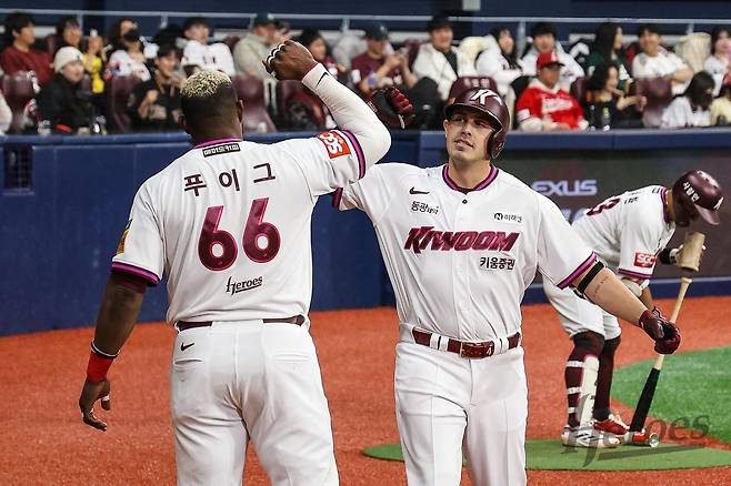 키움 히어로즈의 상승세를 이끌고 있는 야시엘 푸이그(왼쪽)와 루벤 카디네스. (키움 제공)