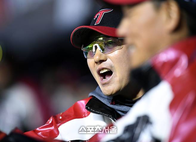 LG 염경엽 감독이 27일 잠실야구장에서 열린 2025 KBO 리그 한화와 경기 8회말 2사만루 김현수의 적시타 때 홈을 밟은 오스틴과 하이파이브를 하고 있다. 잠실 | 최승섭기자 thunder@sportsseoul.com