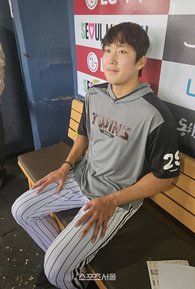 LG 손주영이 23일 서울 잠실구장에서 열린 2025 KBO리그 롯데와 경기서 7이닝 무실점을 기록했다. 경기 후 취재진과 만나 인터뷰에 응하고 있다. 잠실 | 강윤식 기자 skywalker@sportsseoul.com