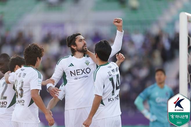 전북 콤파뇨(가운데). 사진 | 한국프로축구연맹