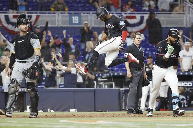 마이애미 선수들이 30일 피츠버그와의 홈경기에서 연장 12회 끝내기로 승리한 뒤 기뻐하고 있다. 

<저작권자(c) 연합뉴스, 무단 전재-재배포, AI 학습 및 활용 금지>