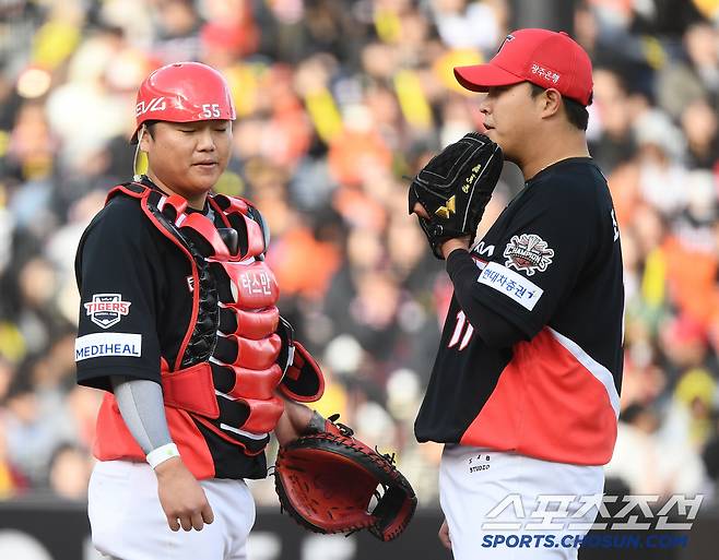 29일 대전 한화생명볼파크에서 열린 KIA-한화전. 8회말 등판한 조상우와 한준수가 대화 나누고 있다. 대전=정재근 기자 cjg@sportschosun.com/2025.3.29/