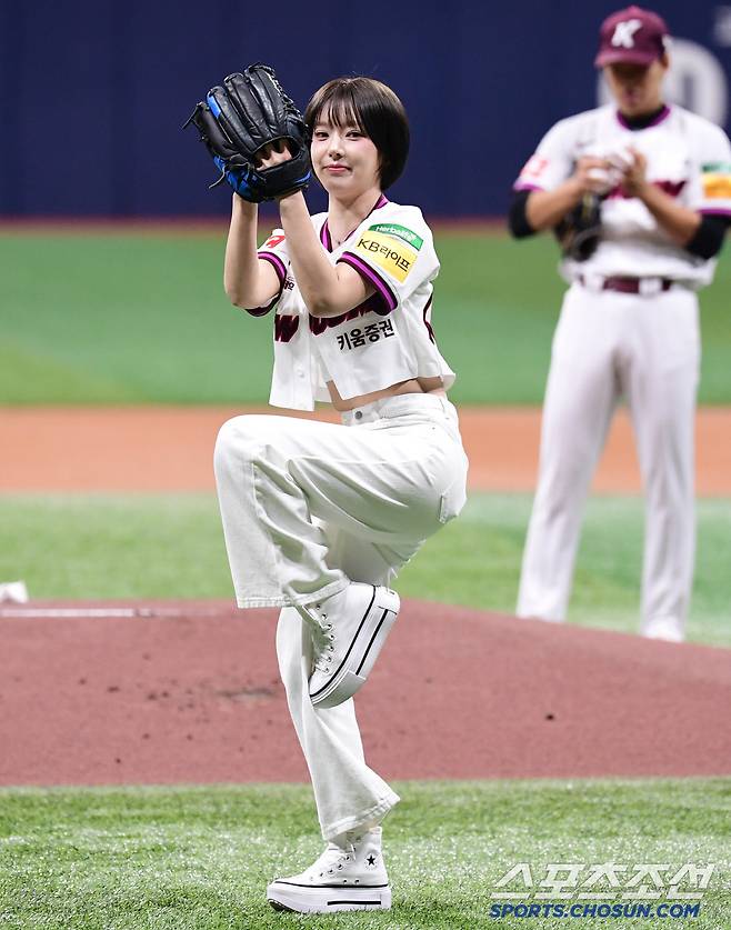 시구를 하고 있는 초아.