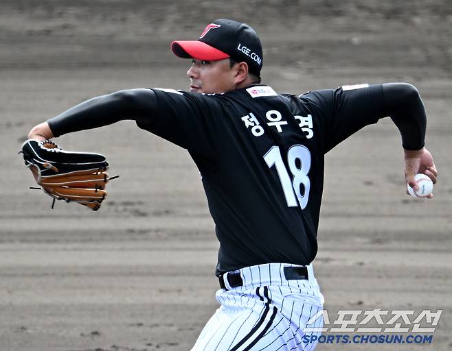 27일 일본 오키나와 킨 스타디움에서 열린 LG와 KIA의 연습경기, LG 정우영. 오키나와(일본)=허상욱 기자 wook@sportschosun.com/2025.02.27/