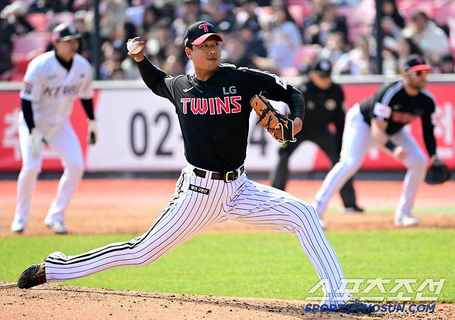 8일 수원KT위즈파크에서 열린 KBO리그 KT 위즈와 LG 트윈스의 시범경기. LG 정우영이 역투하고 있다. 수원=박재만 기자 pjm@sportschosun.com/2025.03.08/