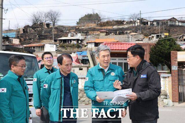 이강덕 포항시장(오른쪽 두번째)이 산불 피해 지역인 영덕군을 방문했다. /포항시