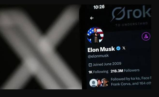 X는 블루스카이 같은 신생 소셜 미디어 기업에 밀려 사용자를 잃고 있다