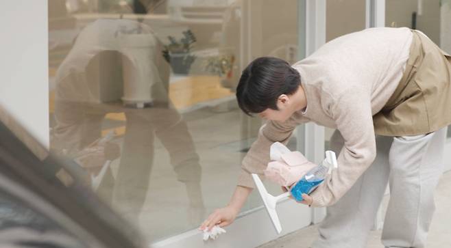 SBS ‘미운 우리 새끼’(미우새)에서는 가수 황가람이 150일간의 노숙 생활을 겪었던 과거를 최초로 공개하며, 무려 20년간의 무명 시절을 버틴 끝에 국민 위로송 ‘나는 반딧불’로 사랑받기까지의 과정을 진솔하게 털어놓는다. 이날 방송에서는 황가람이 룸메이트와 함께 생활하는 현재의 집이 공개되며, 인기 가수로 자리 잡았음에도 여전히 경제적 어려움을 겪고 있다는 뜻밖의 현실이 밝혀진다. 특히, 가스비를 아끼기 위한 그만의 절약법을 전수하며 생활비 걱정을 하는 모습이 그려지고, 여전히 아르바이트를 병행하고 있다는 사실이 전해지며 출연진들을 놀라게 한다. 또한, 황가람의 어머니가 깜짝 방문해 오랜만에 아들의 일상을 살펴보지만, 그가 무려 150일 동안 노숙 생활을 했다는 사실을 방송을 통해 처음 알게 되며 충격을 받는다. 과거 길거리에서 생활하며 공중화장실에서 씻고 빨래를 해야 했던 처절한 시절을 회상하는 황가람의 모습은 보는 이들에게 깊은 감동을 선사할 예정이다.