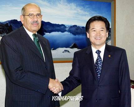 정동영 국가안전보장회의(NSC) 상임위원장이2004년 10월 5일 정부중앙청사에서 방한중인 모하메드 엘바라데이 IAEA(국제원자력기구) 사무총장을 만나 악수하고있다./연합뉴스