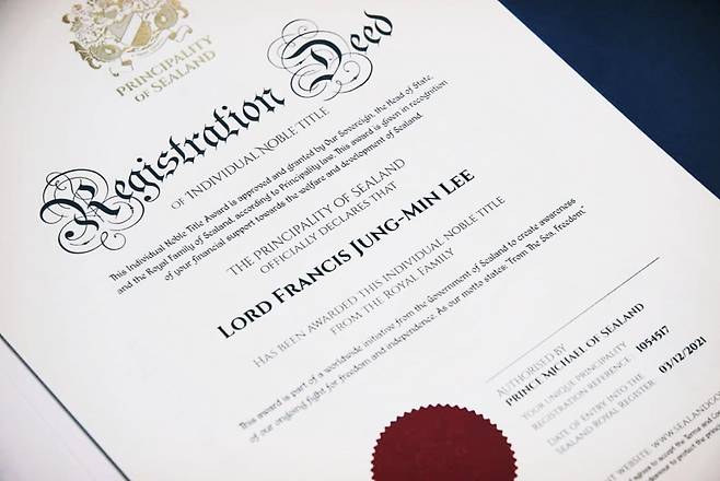 한 프리랜서 작가가 구매한 귀족 작위 증서./브런치