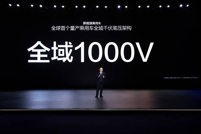 왕촨푸 BYD 회장이 17일 중국 선전 본사에서 새로운 충전 기술에 대해 설명하고 있다. /BYD 제공