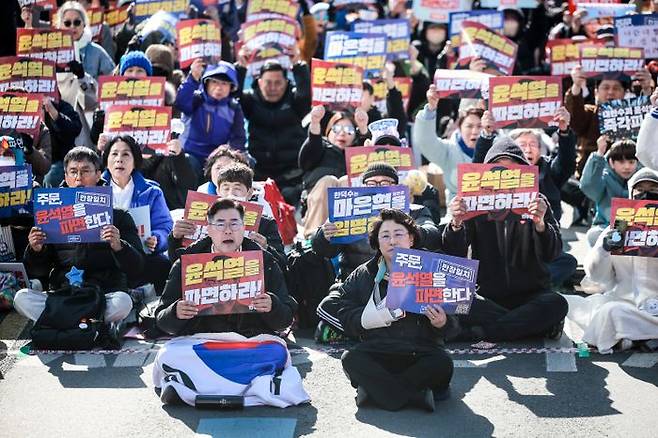 박찬대 더불어민주당 원내대표와 김선민 조국혁신당 대표 권한대행이 29일 서울 종로구 동십자각에서 열린 야5당 대통령 탄핵 촉구 사전집회에서 구호를 외치고 있다. ⓒ뉴시스